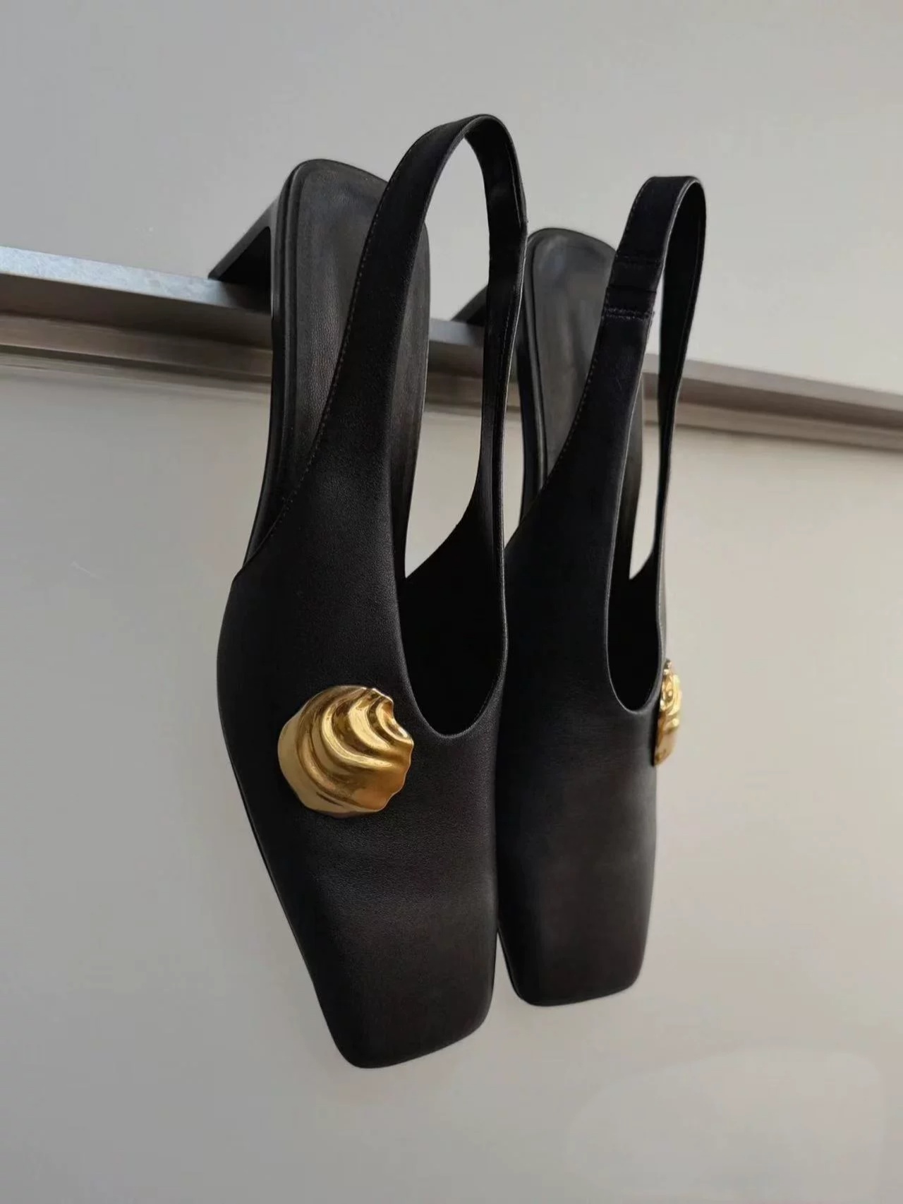 Dames zwart leer goudkleurige  - Leather Classic Strap recensie en prijs