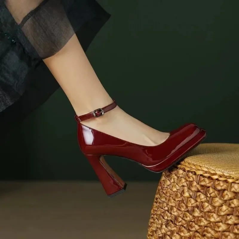 Modieuze schoenen met hoge hak - Leather Classic Strap recensie en prijs